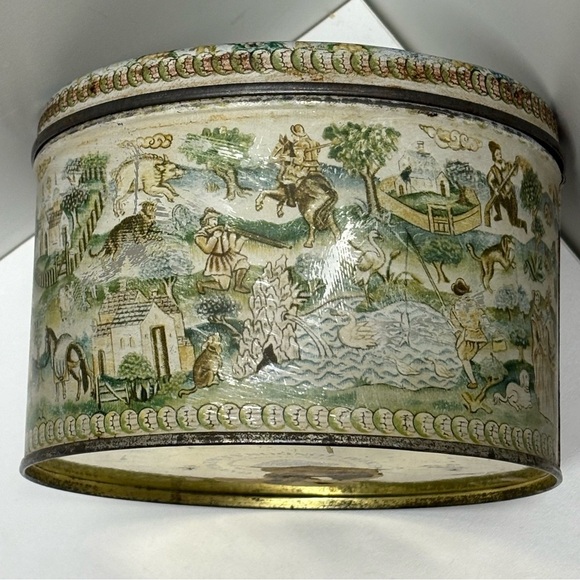 Vintage Peek Freans London, England biscuit tin with medieval hunting scenes - Picture 3 of 11